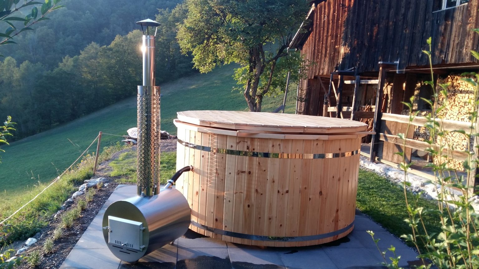 Wellness Holz Badezuber mit GFK Einsatz- Hot Tub Ø2,0m mit Außenofen ⋆